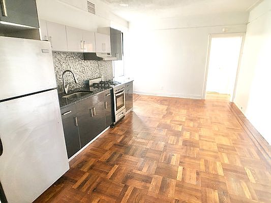 3rd image of 10 Midwood St APT 4F