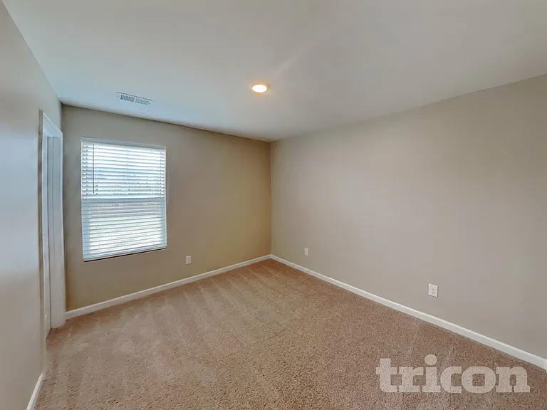247 W Millbrook Dr — Photo 11