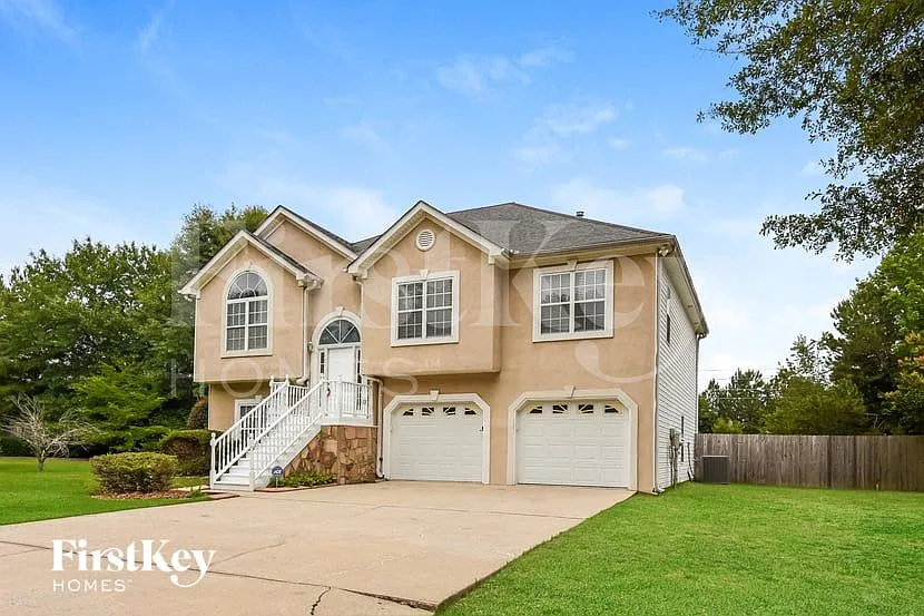 5 bed, 3.0 bath, 2318 sqft, $3,135 — Photo 2