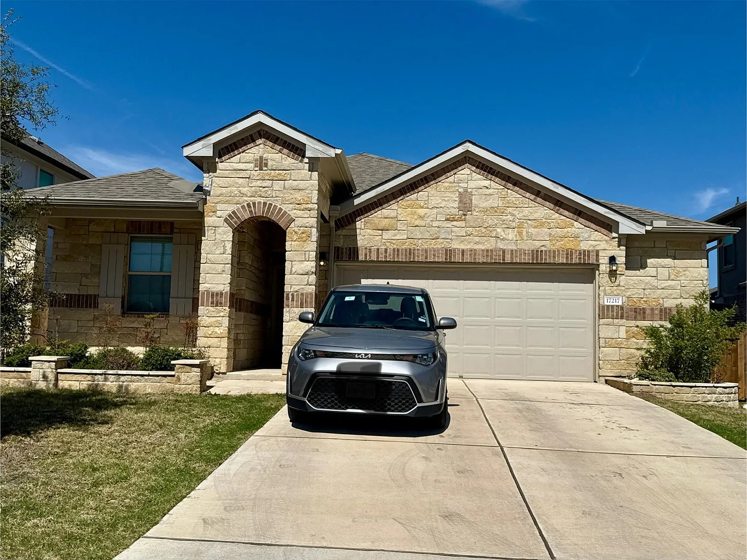 4 bed, 2.0 bath, 1922 sqft, $2,500 — Photo 1