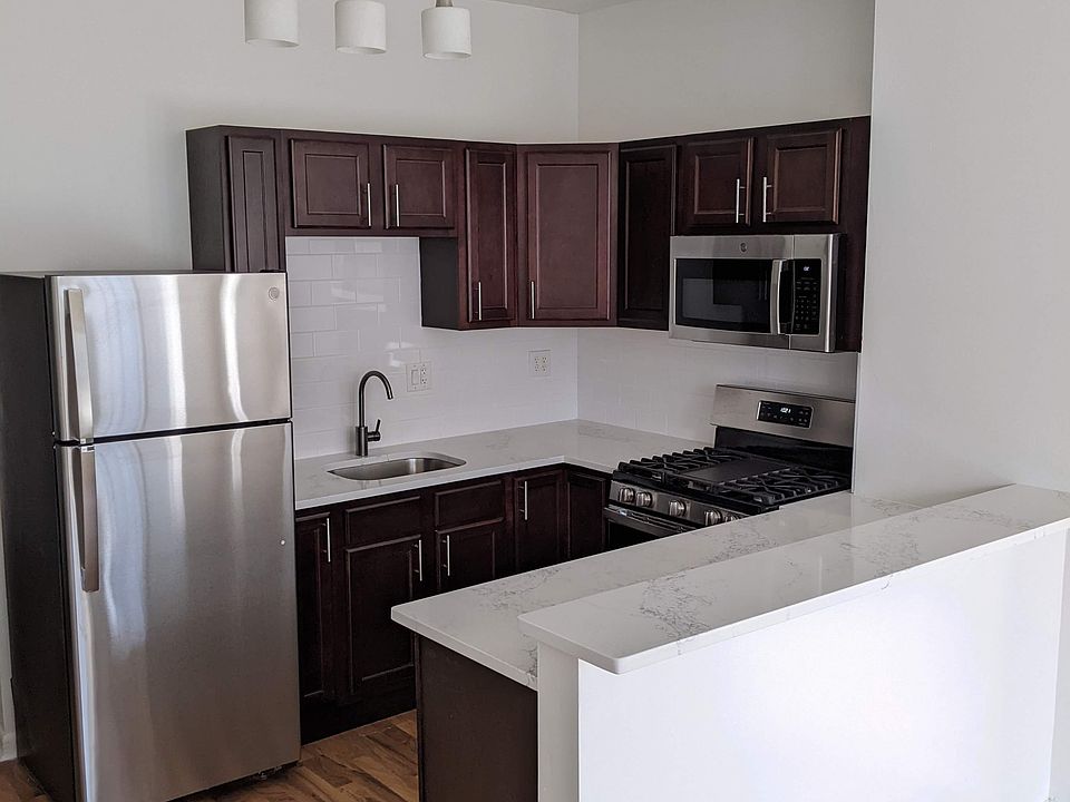 Kitchen with breakfast bar