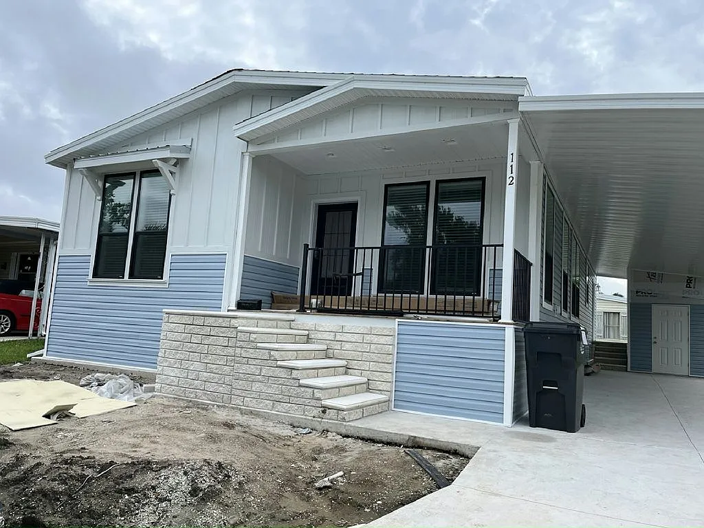 3 bed, 2.0 bath, 1356 sqft, $1,629 — Photo 1