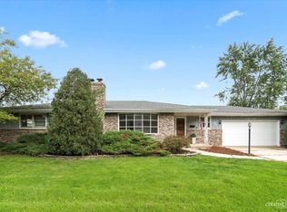 2270 Country Knoll Ln, Elgin, IL 60123