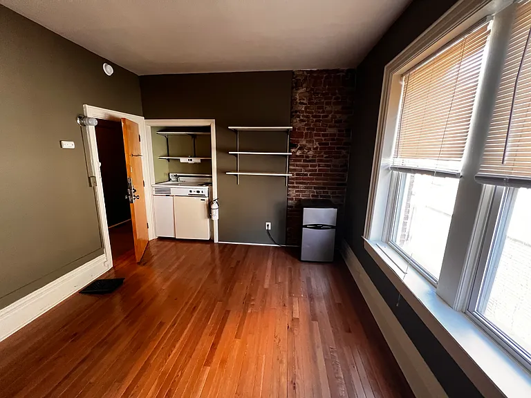 527 E College St #4 — Photo 2