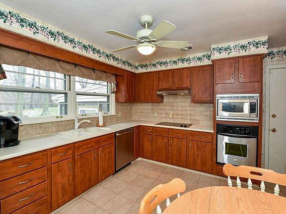 5th image of 30161 Meadowbrook Dr