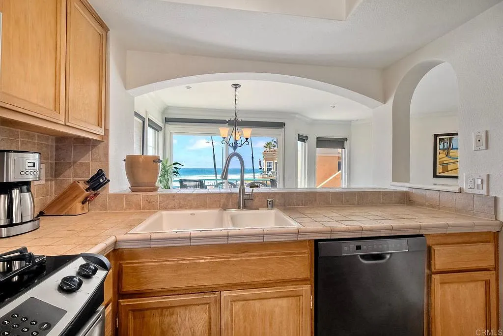 2 bed, 1010 sqft, $4,500 — Photo 2