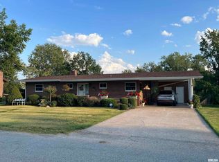 738 N Lake Dr, Du Quoin, IL 62832