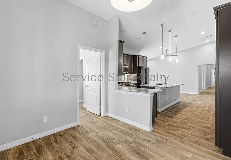 1558 W 5th St — Photo 4