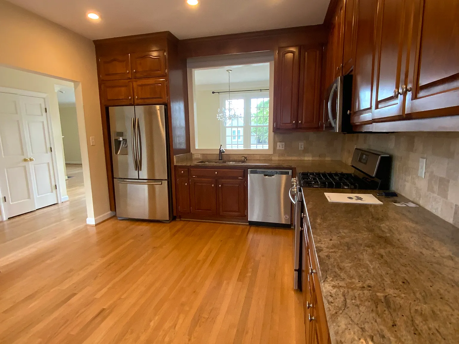 5 bed, 3.5 bath, 3300 sqft, $3,500 — Photo 3