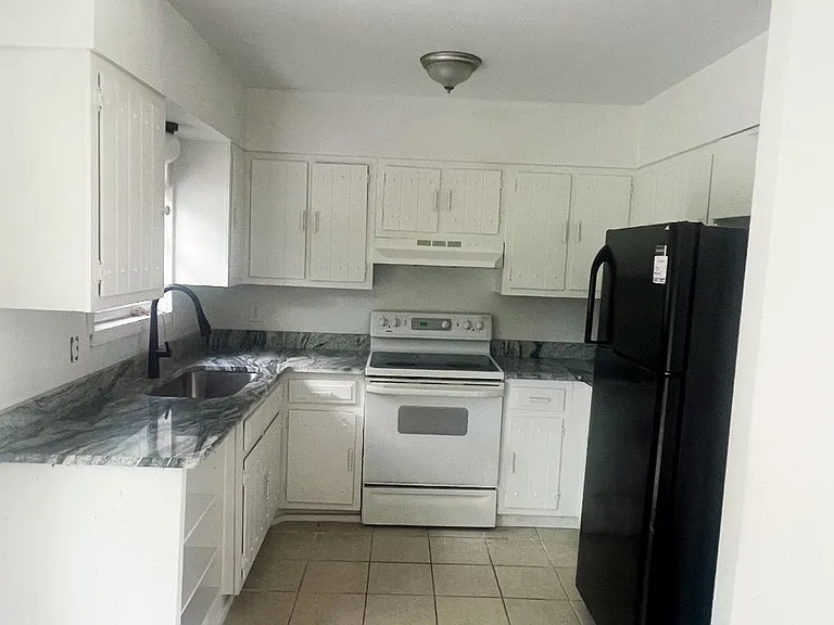 4609 Cypress Ct — Photo 3