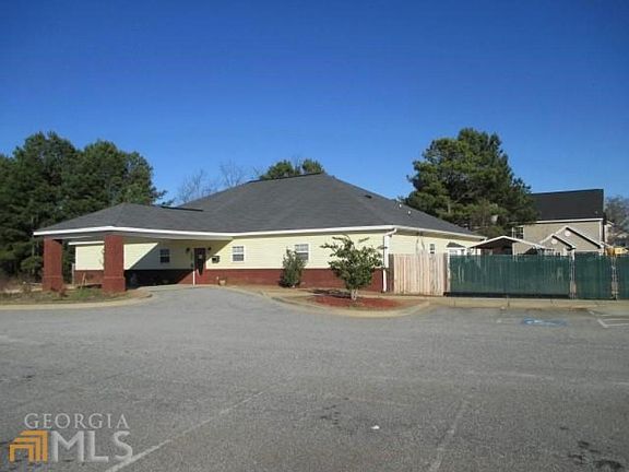 2nd image of 221 Everett Sq