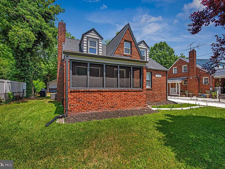 3704 Hamilton St — Photo 3