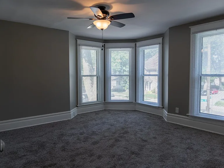 930 Loree St #UPSTAIRS — Photo 8