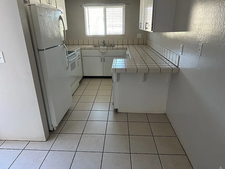 422 Winchester Dr — Photo 3