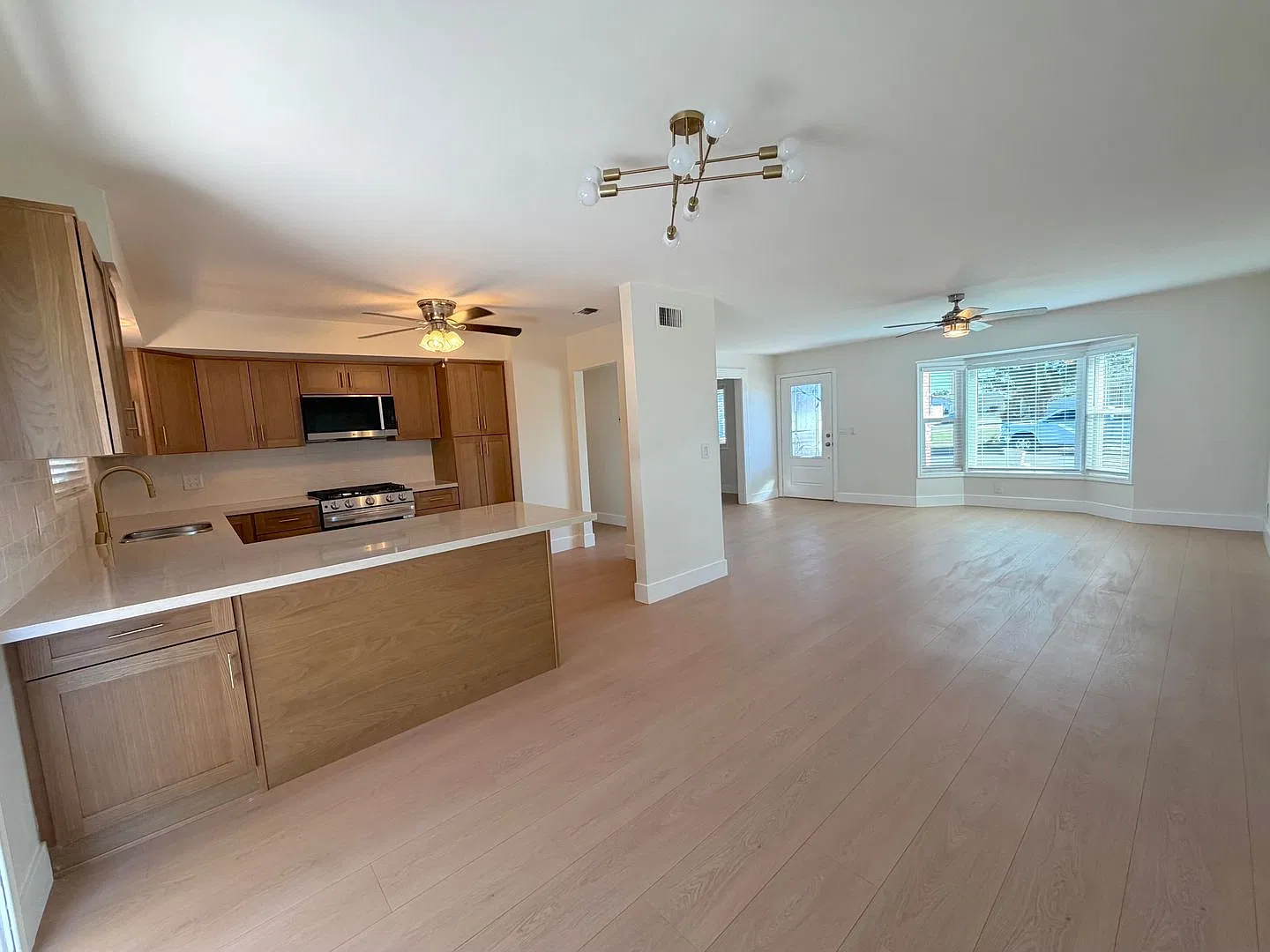 3 Bedroom home with 1 Bedroom Guest House Included! — Photo 3