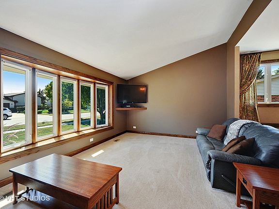 3rd image of 2134 Peachtree Ln