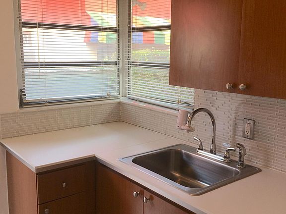 5th image of 2115 Bay Dr APT 4