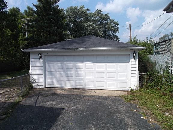 4th image of 8 E Willow Dr