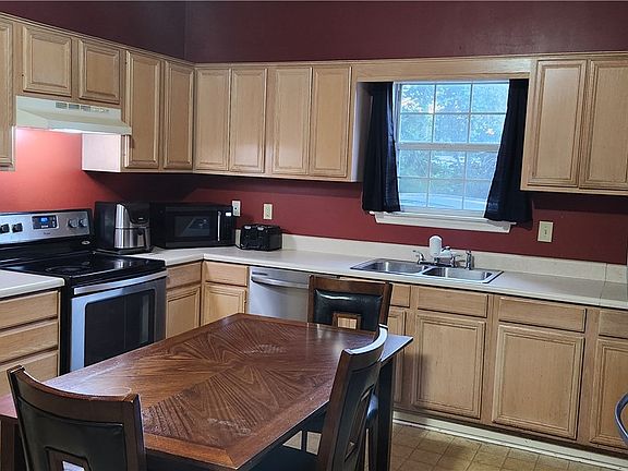 3rd image of 1282 Valley Way