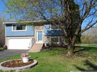 326 McCarrons Blvd S, Roseville, MN 55113