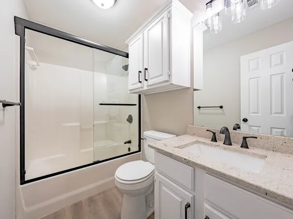 1000 Leaning Oak Dr, Tool, TX 75143