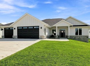404 Solomia Ct, Peosta, IA 52068