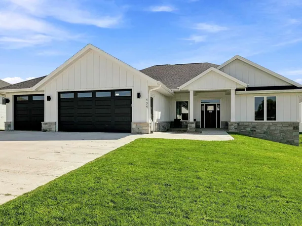 404 Solomia Ct, Peosta, IA 52068