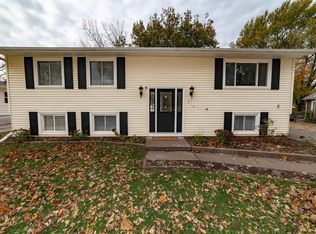 319 6th St, Colona, IL 61241