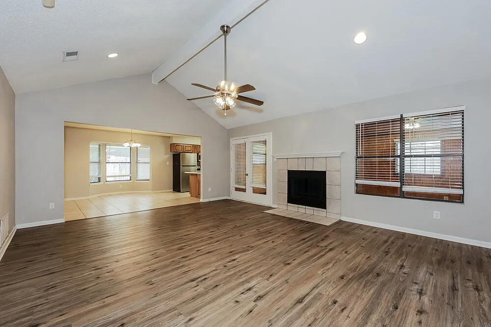 3 bed, 2.0 bath, 1704 sqft, $2,155 — Photo 4