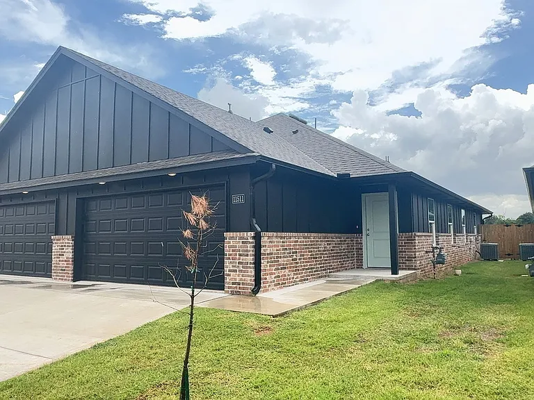 11511 University Dr — Photo 2