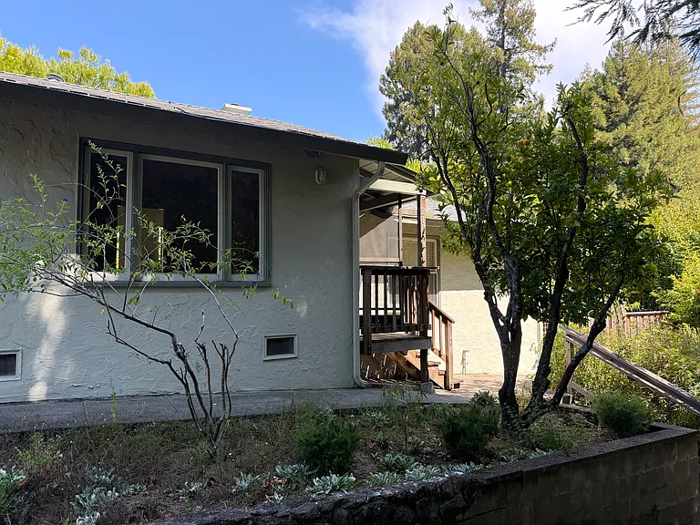 208 Throckmorton Ave — Photo 3