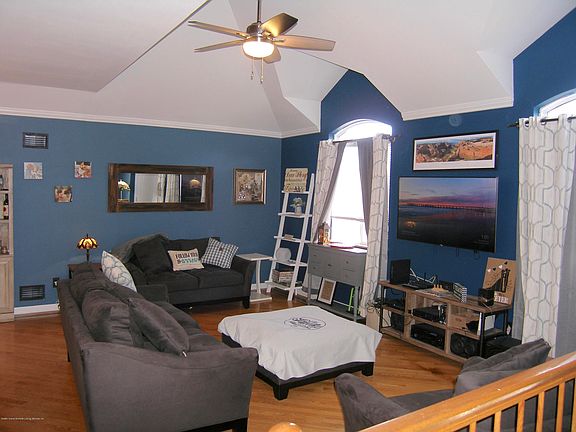 3rd image of 172 Greenleaf Ave #B