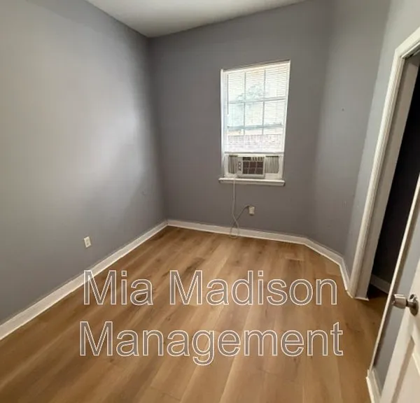 723 W 42nd St #B — Photo 4