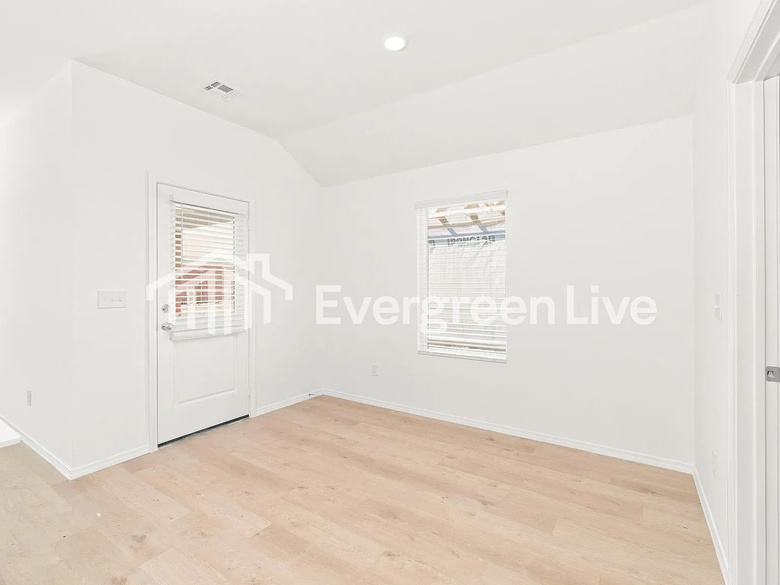 3 bed, 2.0 bath, 1355 sqft, $1,375 — Photo 4