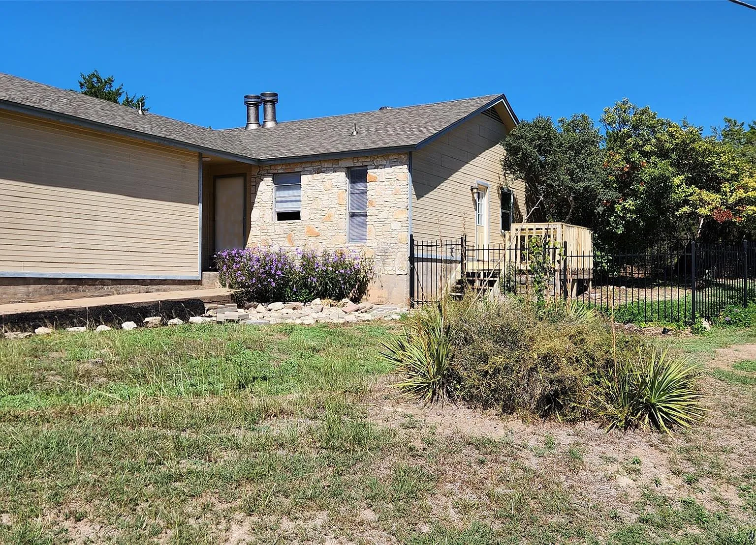 2 bed, 1.0 bath, 800 sqft, $1,195 — Photo 1