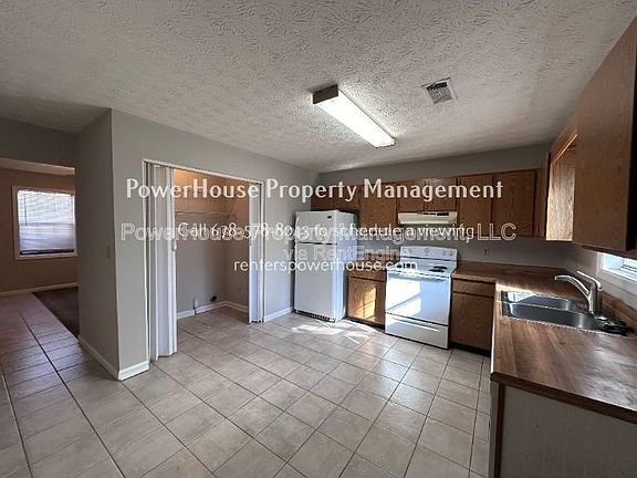 2nd image of 502 Oakwood Ct