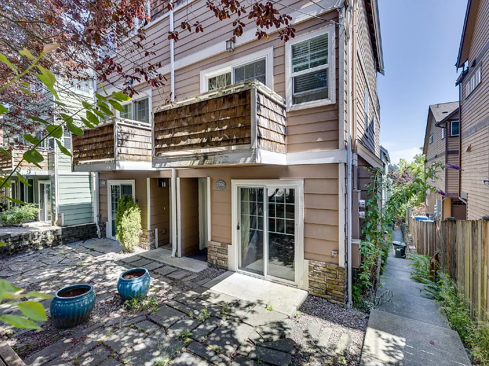 130 25th Ave E