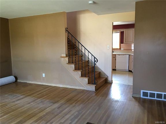 5th image of 62 Laurentian Dr