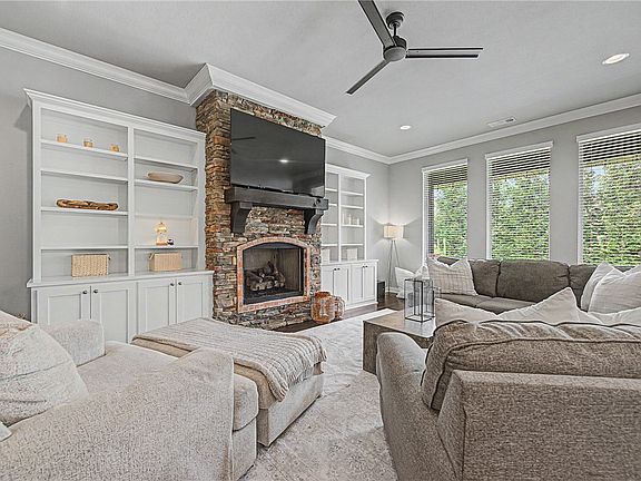 2nd image of 909 Via Firenze Ave
