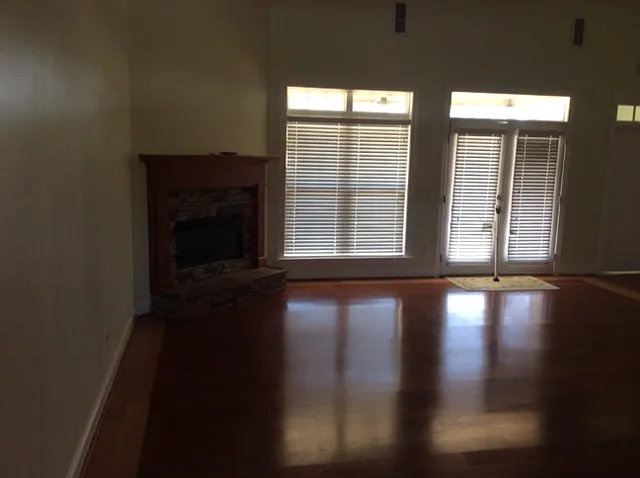 1002 Silver Lake Ct — Photo 4