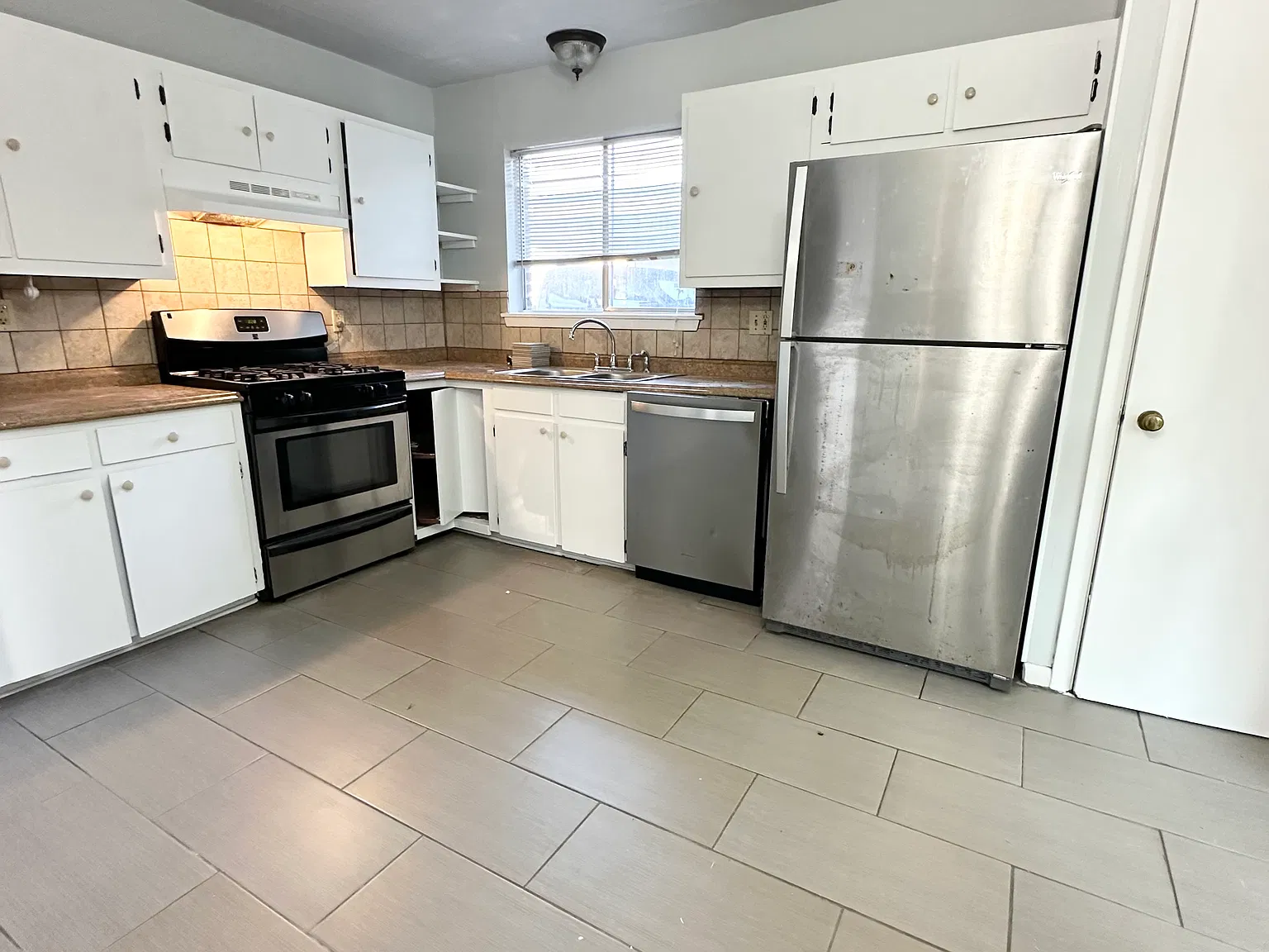 3 bed, 1.5 bath, 1350 sqft, $1,300 — Photo 2