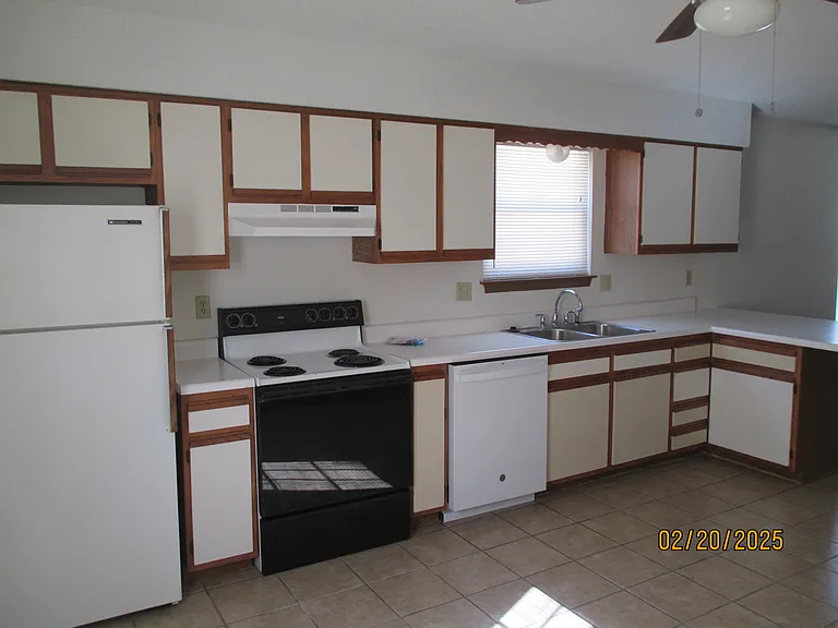 1011 NE Lindsay Ave #B — Photo 2