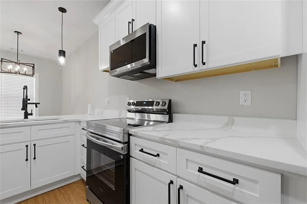 3 bed, 2.5 bath, 1559 sqft, $1,900 — Photo 4