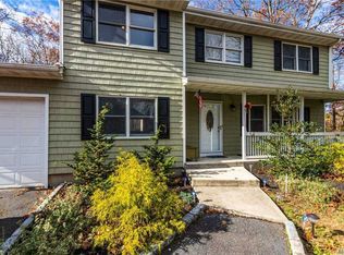 6 Locust Ave N, Medford, NY 11763