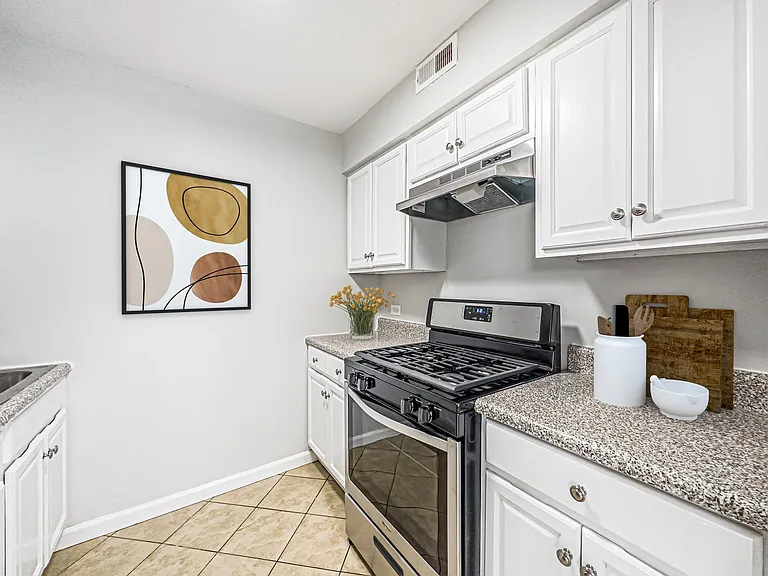 Hilltop Crescent Apartments — Photo 18