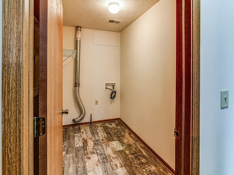 Thorn-Barry Apartments — Photo 18