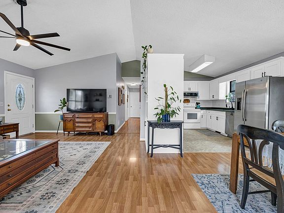 4th image of 104 Meadow Wood Dr