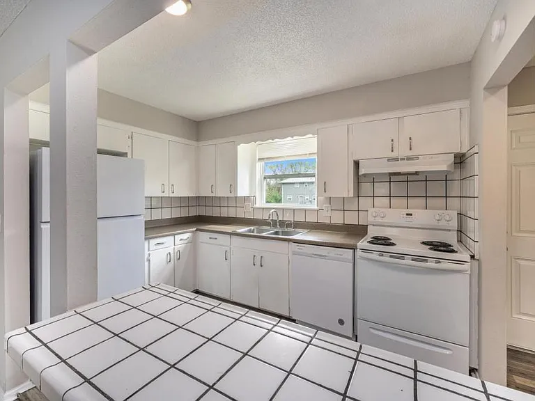 221 N Oak St — Photo 3