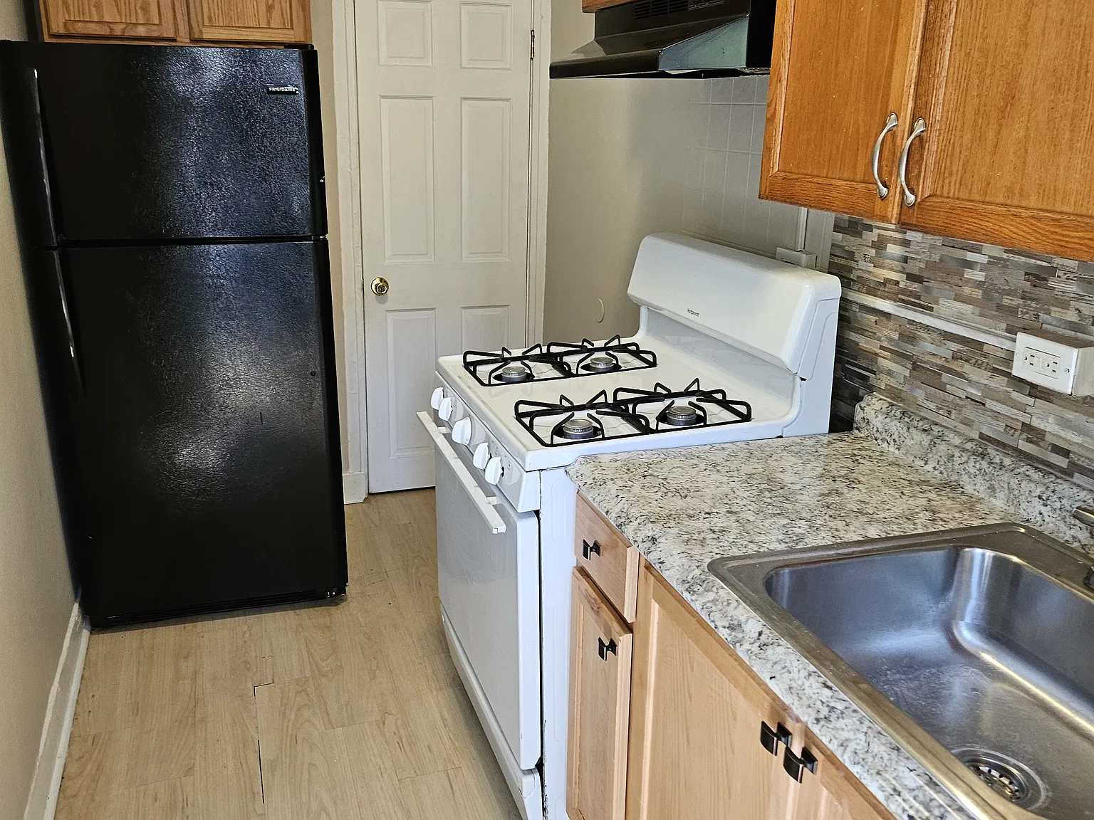 3 bed, 896 sqft, $1,500 — Photo 4