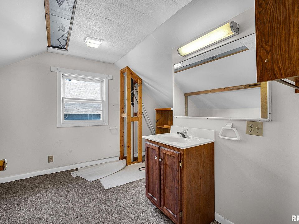 19th image of 239 N Elmwood Rd